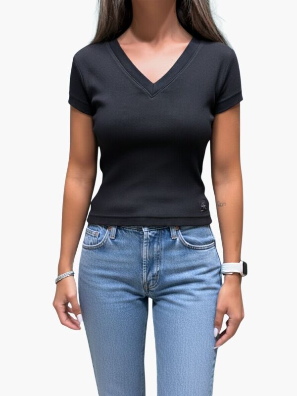 קלווין קליין טישרט שחורה בגזרת V עם לוגו קטן למטה