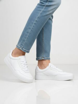 טומי הילפיגר סניקרס לבנות לנשים בגימור דמוי עור חלק עם לוגו מוזהב