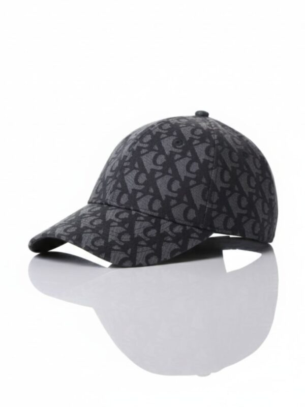קלוין קליין כובע עם הדפס לוגו חוזר בגוון כהה ובגזרה מודרנית