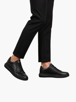 קלווין קליין בעיצוב שחור קלאסי עם לוגו מובלט