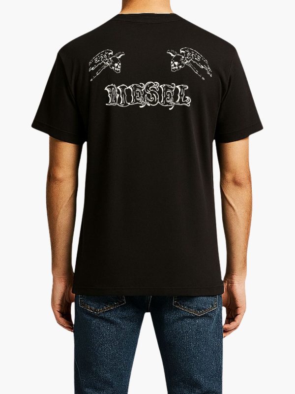 דיזל טי שירט עם לוגו קטן מקדימה והדפס גרפי מרשים בגב