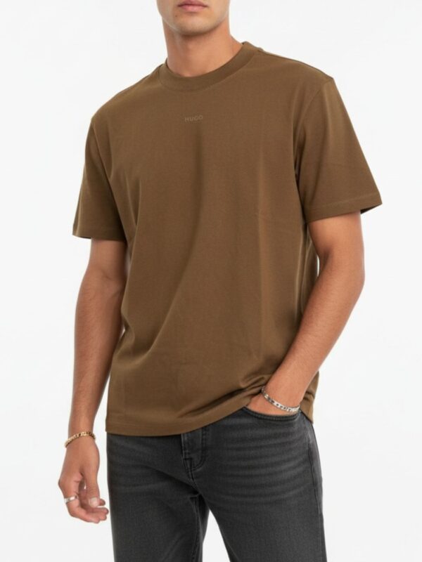 הוגו טישרט חום כהה לוגו קטן באמצע