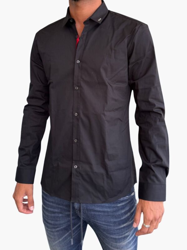 הוגו חולצה שחורה מכופתרת עם לוגו מתכתי על הצווארון