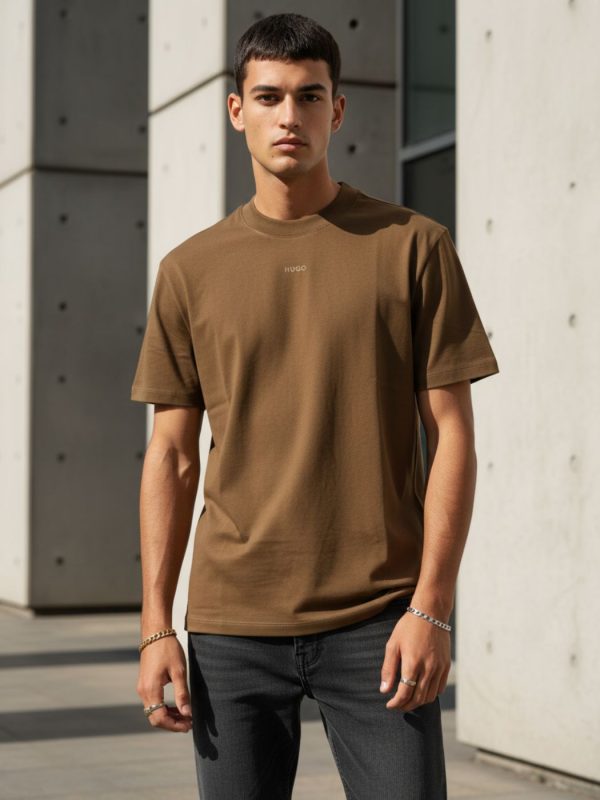 הוגו טישרט חום כהה לוגו קטן באמצע