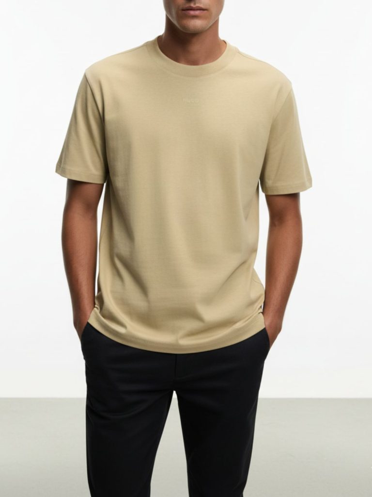 הוגו טישרט בצבע בז' עם לוגו קטן באמצע