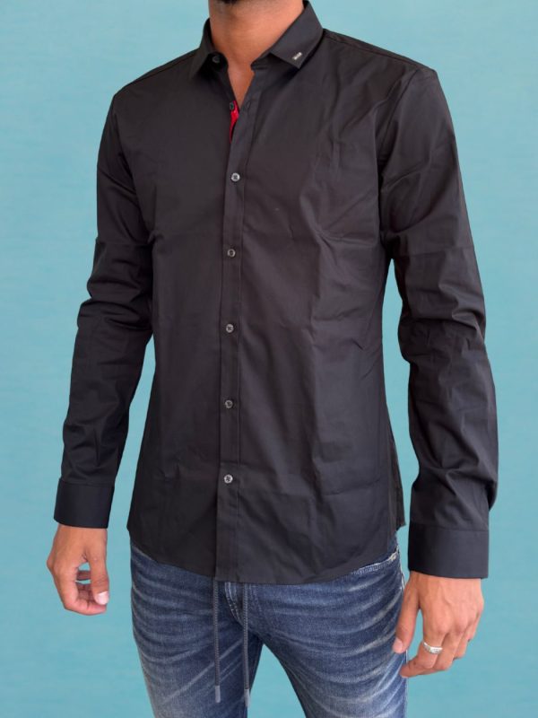 הוגו חולצה שחורה מכופתרת עם לוגו מתכתי על הצווארון