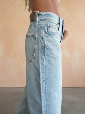 קלווין קליין ג׳ינס לנשים בגזרה רחבה עם שטיפה עדינה