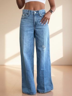 ג'ינס נשים קלווין קליין בגזרת Wide Leg עם קרע קל בצבע כחול בהיר