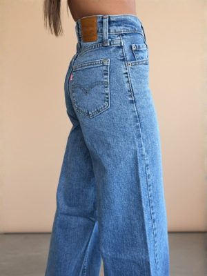 ג'ינס ליוויס נשים בגוון כחול בהיר בגזרת Wide Leg