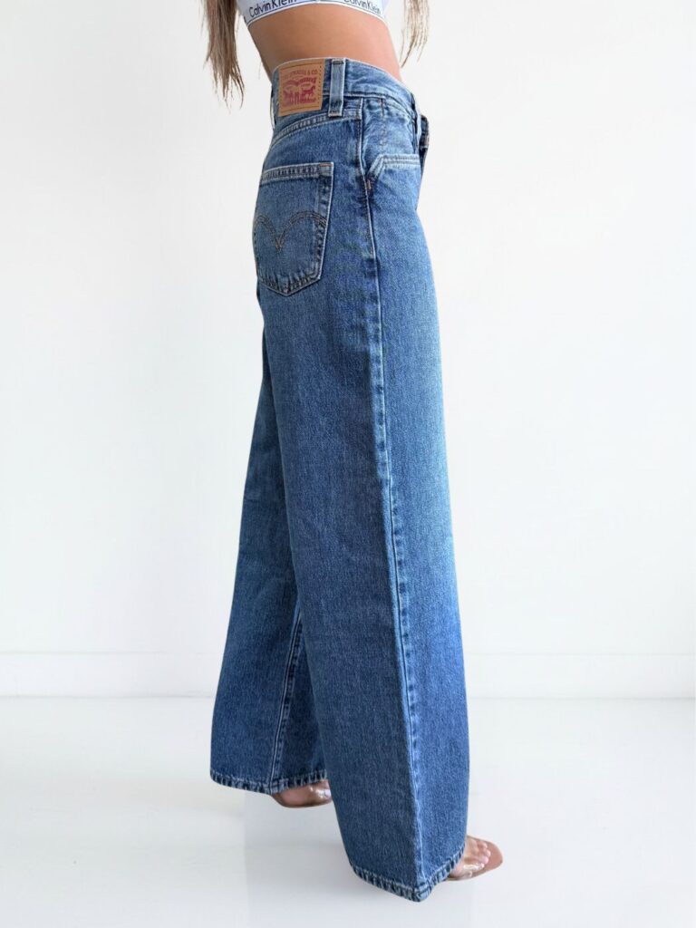 ליוויס ג’ינס כחול רחב לנשים