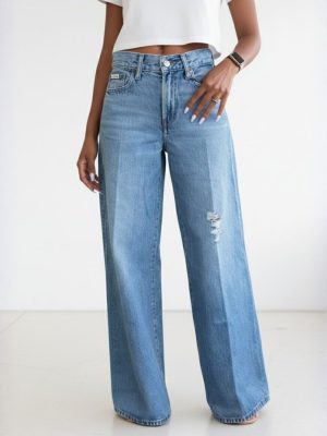 ג'ינס נשים קלווין קליין בגזרת Wide Leg עם קרע קל בצבע כחול בהיר