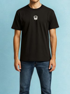 דיזל טי שירט שחורה עם לוגו לבן מודגש במרכז