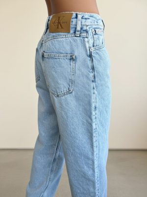 ג'ינסים קלווין קליין לנשים קולקציה חדשה 2025