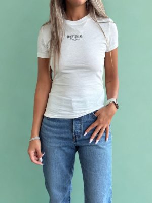 טומי חולצה לבנה עם לוגו עדין באמצע