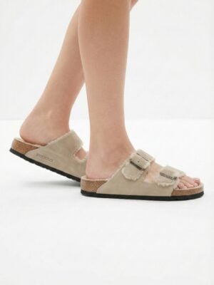 בירקנשטוק כפכפים לנשים עם רפידה רכה ובטנת פרווה