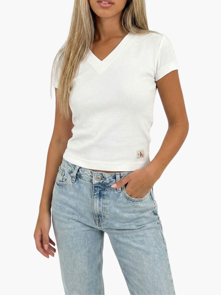 קלווין קליין טישרט לבנה בגזרת V עם לוגו קטן למטה
