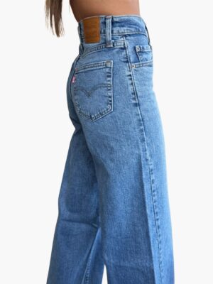 ג'ינס ליוויס נשים בגוון כחול בהיר בגזרת Wide Leg