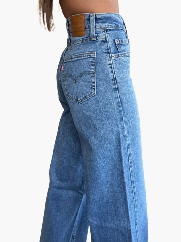 ג'ינס ליוויס נשים בגוון כחול בהיר בגזרת Wide Leg