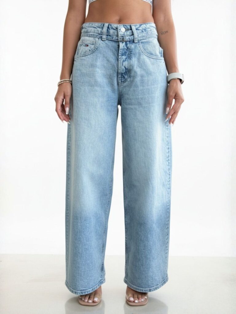 טומי הילפיגר ג’ינס בגזרה גבוהה ושטיפה בהירה עם חגורת בד