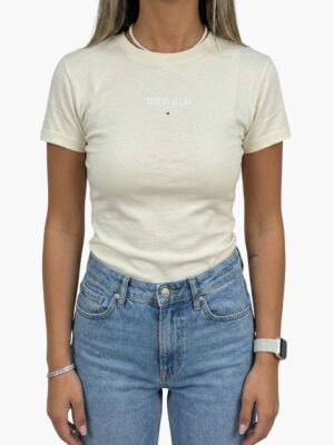 טומי חולצה בגוון שמנת עם לוגו עדין באמצע