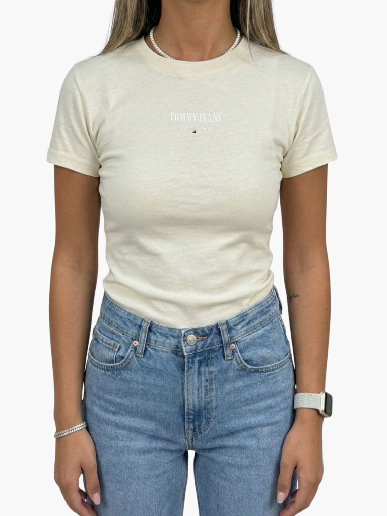 טומי חולצה בגוון שמנת עם לוגו עדין באמצע