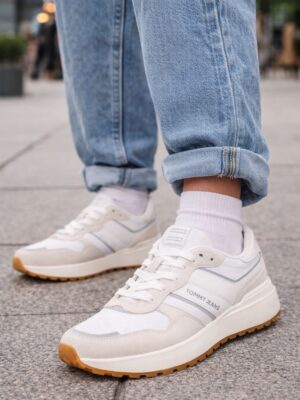 טומי הילפיגר סניקרס נשים בגוון לבן עם שילובי בד וזמש