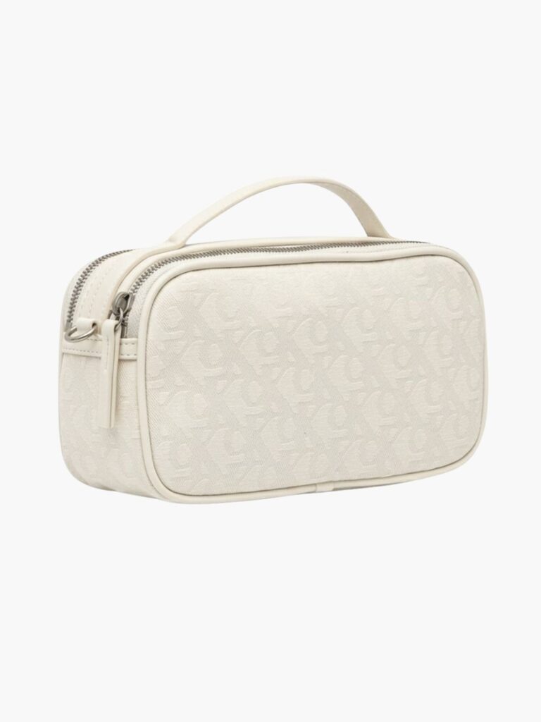 קלווין קליין תיק צד לנשים בצבע שמנת מונוגרם