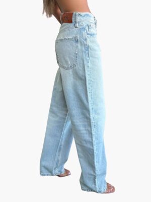 קלווין קליין ג׳ינס בגזרה רחבה עם שטיפה עדינה