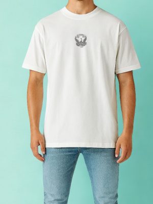 דיזל טי שירט לבנה עם לוגו שחור מודגש במרכז