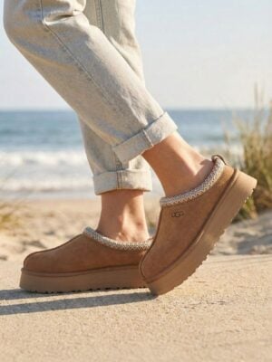 האג בגוון חום טבעי עם סוליה מוגבהת ועיטור סרוג לבן