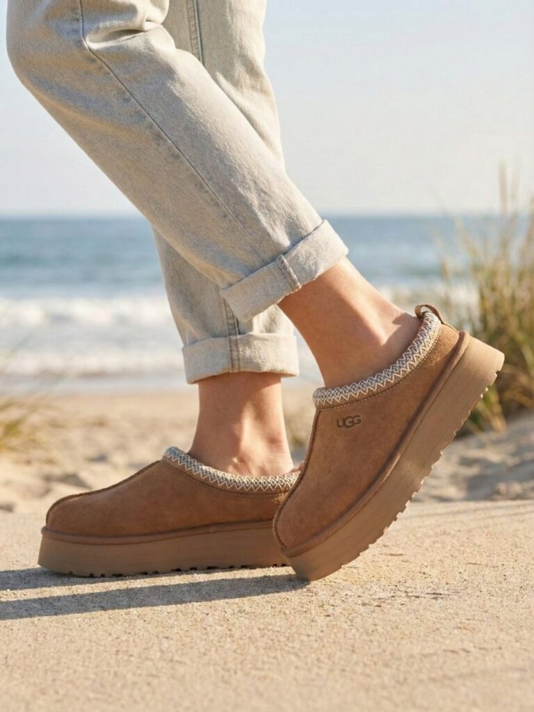 האג בגוון חום טבעי עם סוליה מוגבהת ועיטור סרוג לבן