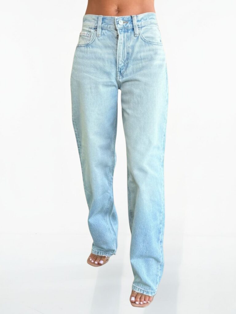 קלווין קליין ג׳ינס בגזרה רחבה עם שטיפה עדינה