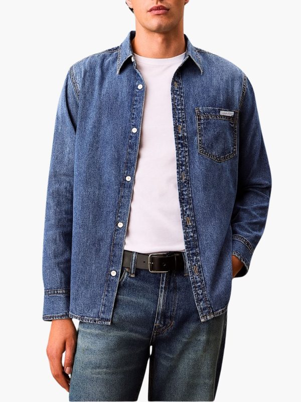 קלווין קליין חולצת ג’ינס בגזרה ישרה עם כיס ולוגו קטן בחזה