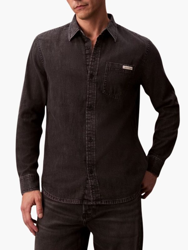 קלווין קליין חולצת ג’ינס בגזרה ישרה עם כיס ולוגו קטן בחזה