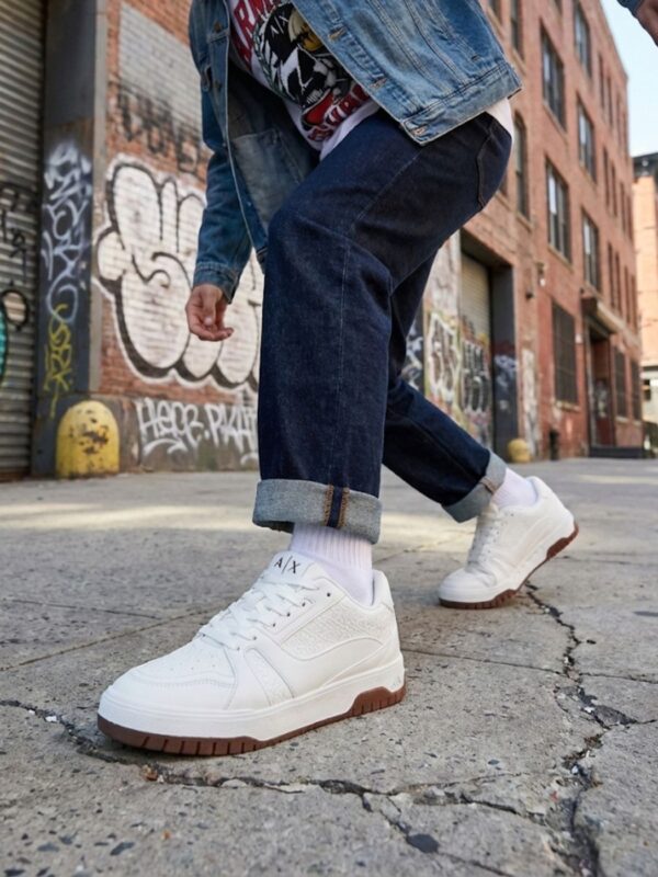 ארמני סניקרס לגברים בצבע לבן עם סוליה חומה