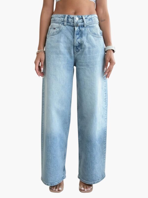 טומי הילפיגר ג’ינס בגזרה גבוהה ושטיפה בהירה עם חגורת בד