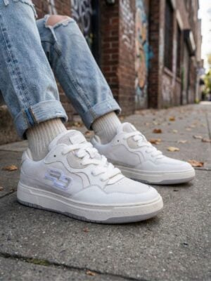 באלר סניקרס עם שילוב טקסטורות ולוגו מובלט