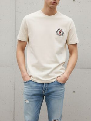 טומי ג׳ינס טי שירט שמנת עם הדפס ניו יורק