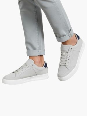 טומי הילפיגר סניקרס בגוון אפור עם עקב כהה בעיצוב קלאסי ונקי