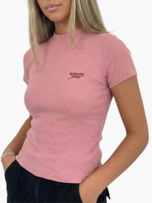 טומי חולצה בגוון ורוד בגזרה צמודה עם לוגו רקום