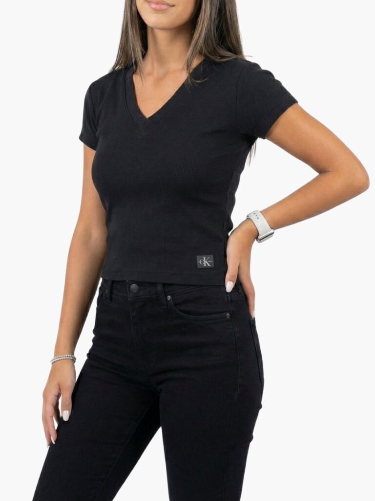 קלווין קליין טישרט שחורה בגזרת V עם לוגו קטן למטה