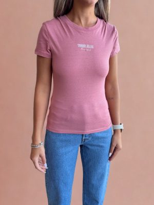 טומי חולצה ורודה עם לוגו עדין באמצע