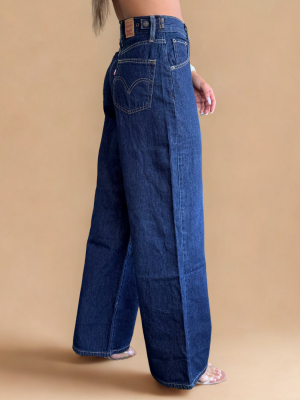 ג'ינס ליוויס נשים בצבע כחול כהה בגזרת Wide Leg