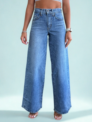ג'ינס ליוויס נשים בגוון כחול בהיר בגזרת Wide Leg