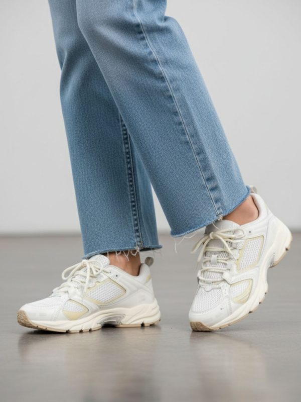 טומי הילפיגר סניקרס לבן שמנת עם טקסטורת רשת