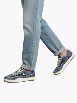 דיזל סניקרס ג'ינס בעיצוב פרום ולוגו לבן בולט