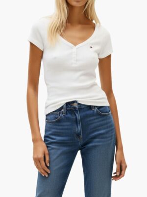 טומי הילפיגר חולצת ריב לבן עם מחשוף וי