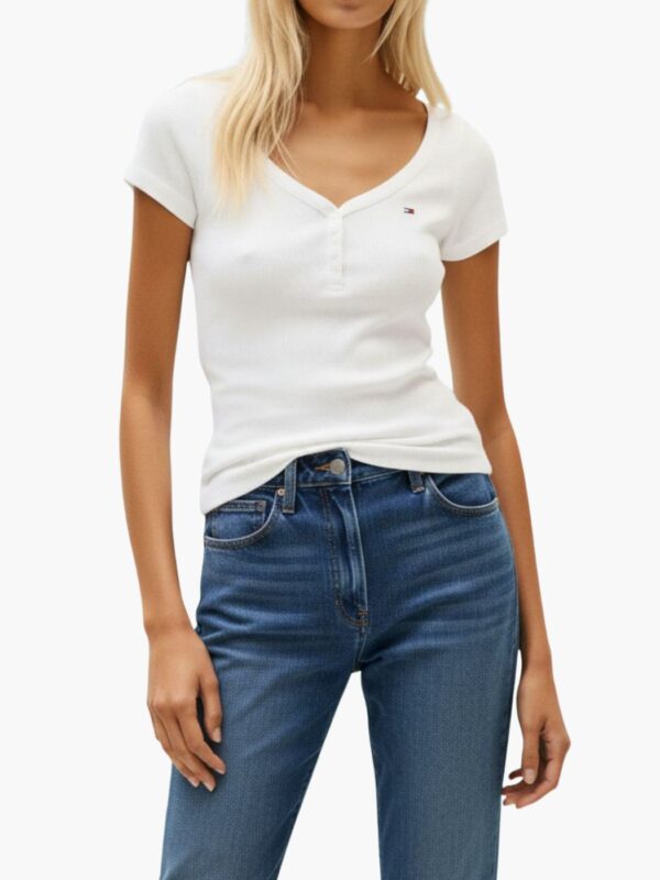 טומי הילפיגר חולצת ריב לבן עם מחשוף וי