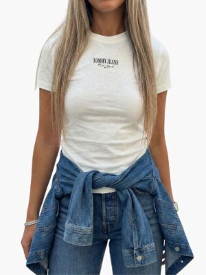 טומי חולצה לבנה עם לוגו עדין באמצע