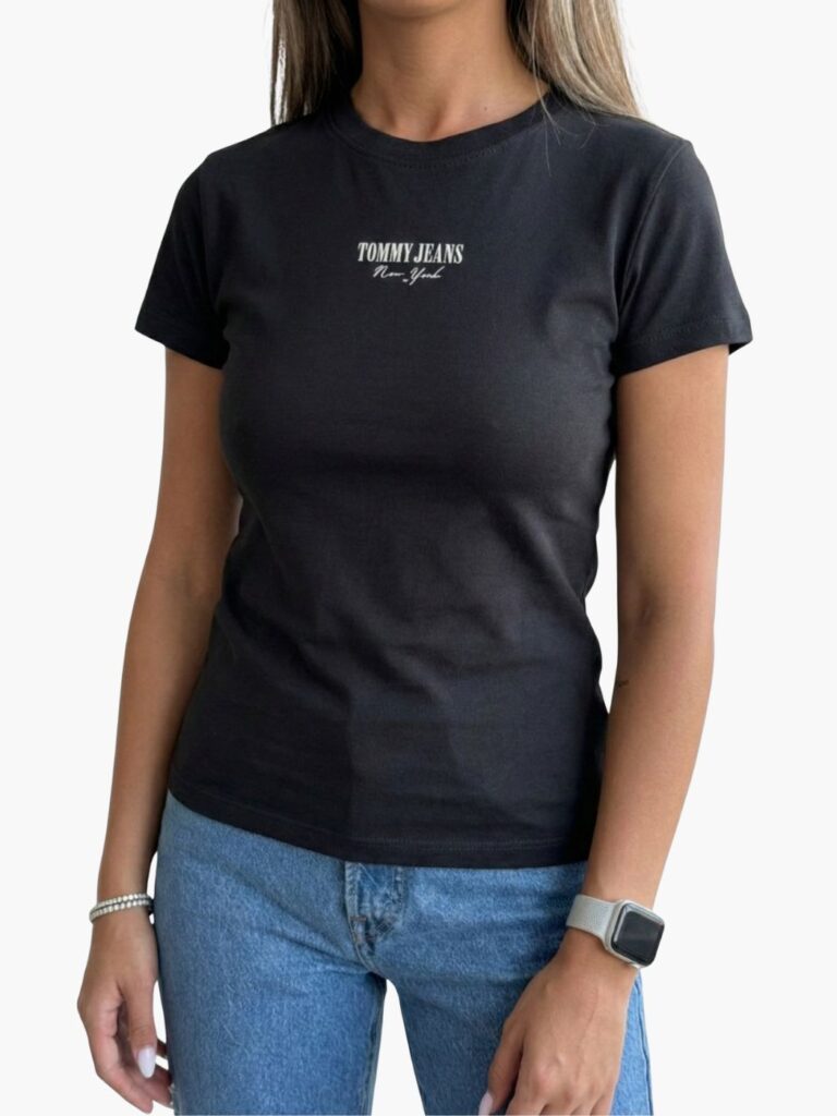 טומי טישרט לנשים שחורה עם לוגו עדין באמצע